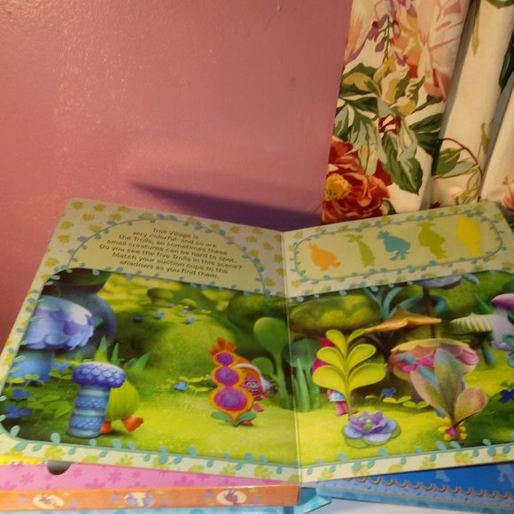 TROLLS ACTIVITY STORIES COLORFUL BOOK WITH 10 TOYS AND STORYBOOK - Picture 4 of 13
